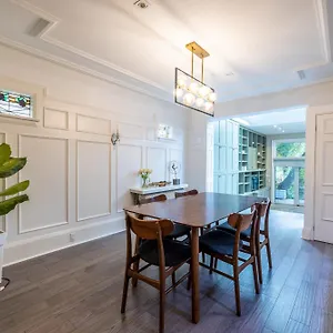 Double Bedroom On Up Or 3 Bedrooms In Basement Near Eglinton Subway Station Guest house